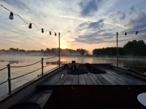 A l'aube sur le pont avant